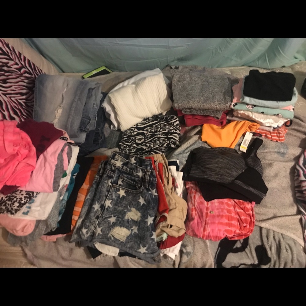 ALOT OF CLOTHES! FREE SHIPPING💕